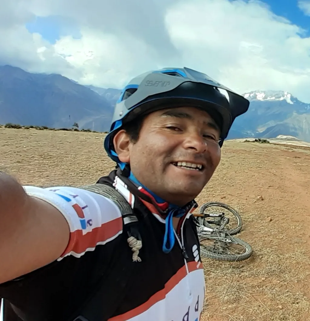 Juan Carlos (JC) biking sto Maras