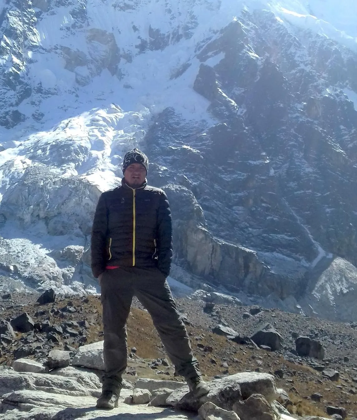 Kike in front of glacier